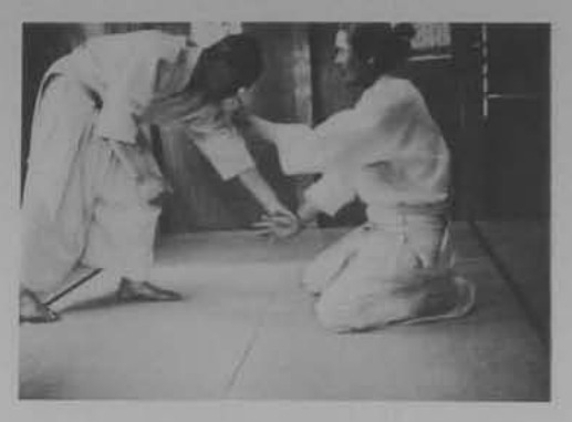 Tay trái nắm ngang tay phải đối phương.