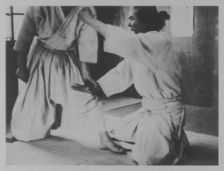 Tiến đầu gối phải ra sau lưng đối phương.