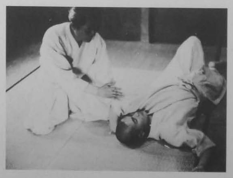 Đẩy ngã đối phương.