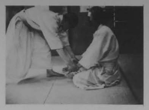 Tay trái giữ tay trái đối phương.