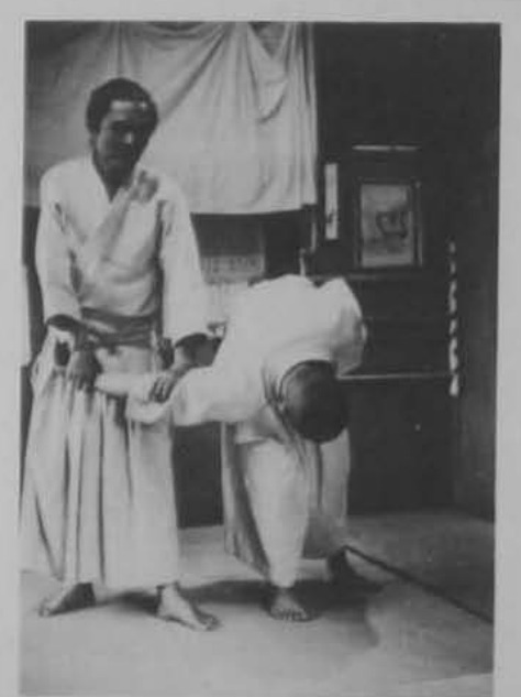 Tay phải đỡ tay phải đối phương.