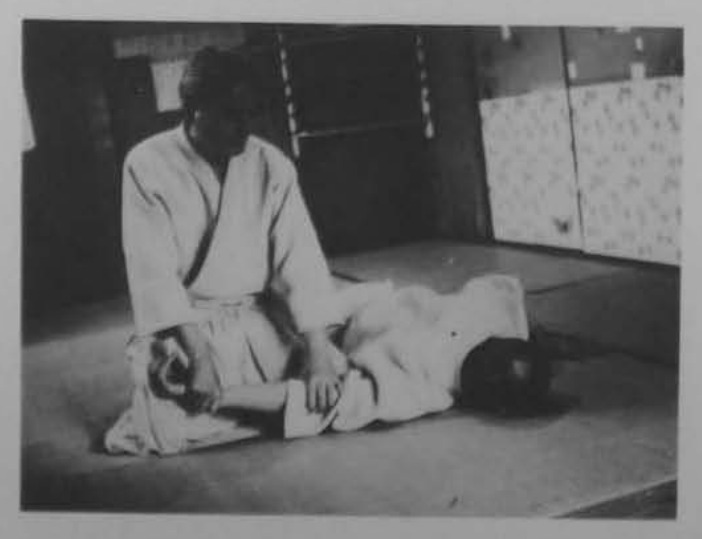 Bước vào và nắm cùi chỏ phải đối phương, vật ngã.