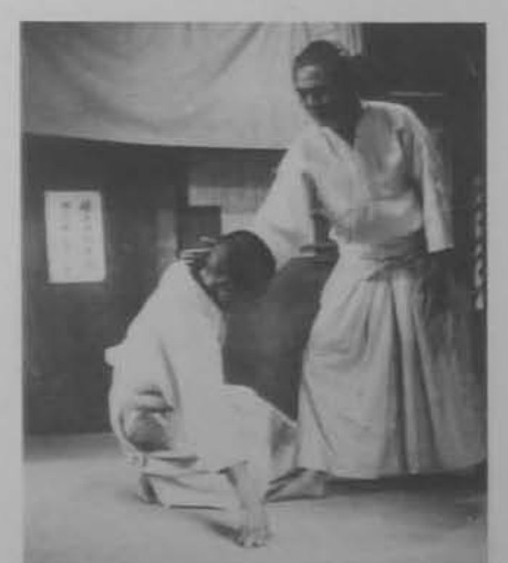 Chém tay phải xuống cổ và đẩy ngã đối phương.
