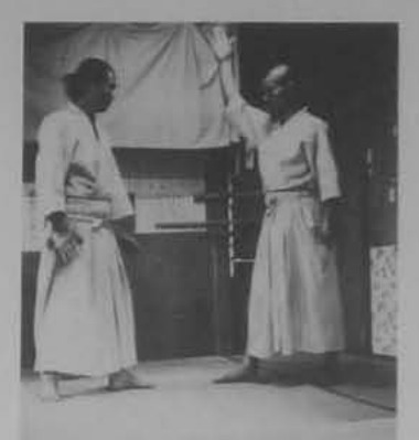 Tư thế ban đầu, hai người đối diện.