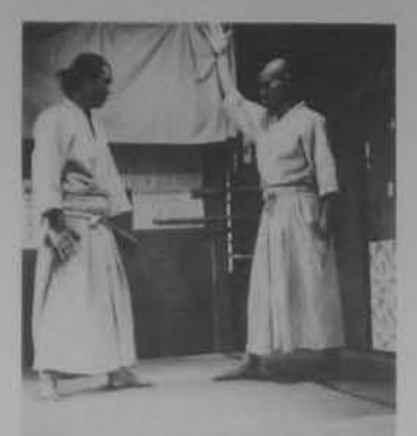 Tư thế ban đầu, hai người đối diện.
