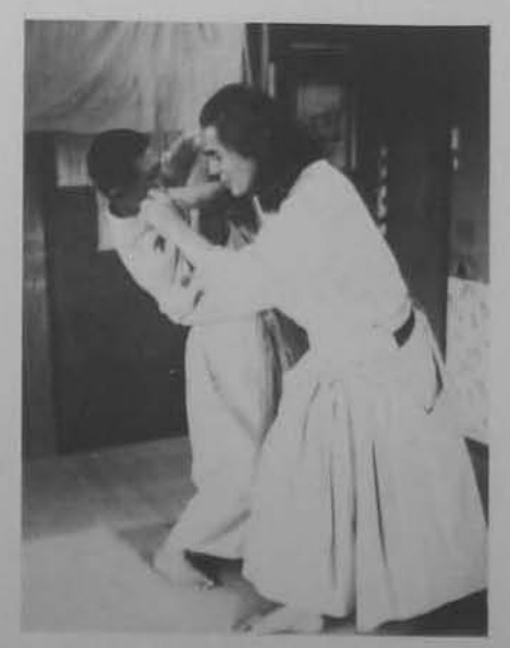Chui qua dưới tay ném về phía trước.