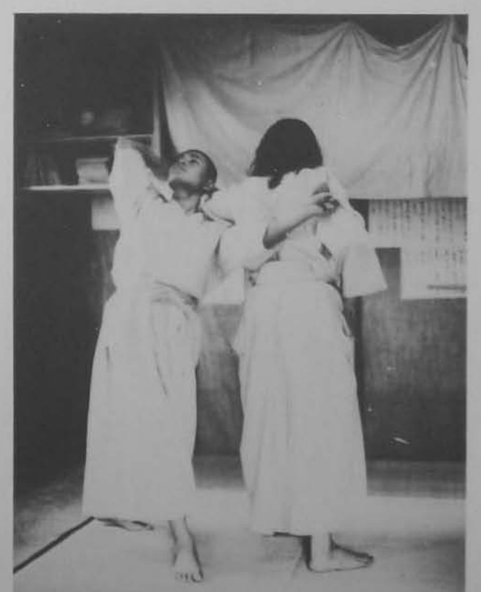Mở thân và chém xuống phía sau đầu đối phương.