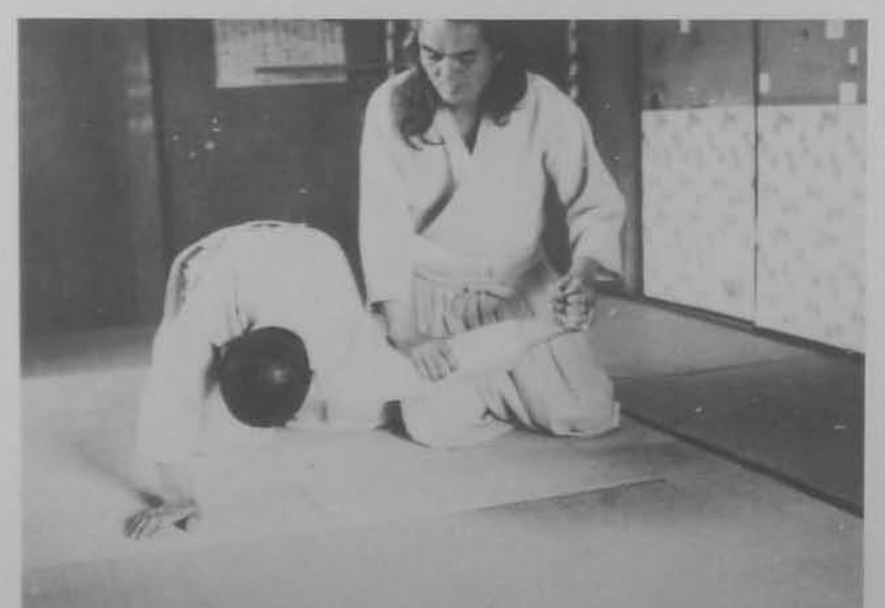 Chém hạ cùi chỏ, vật ngã đối phương.