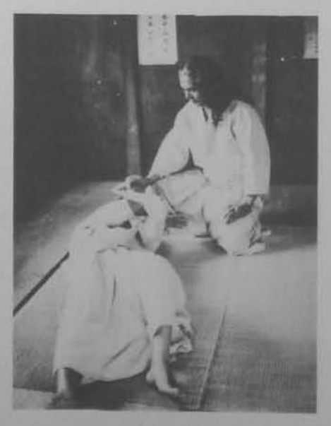Quỳ gối kéo ngã đối phương.