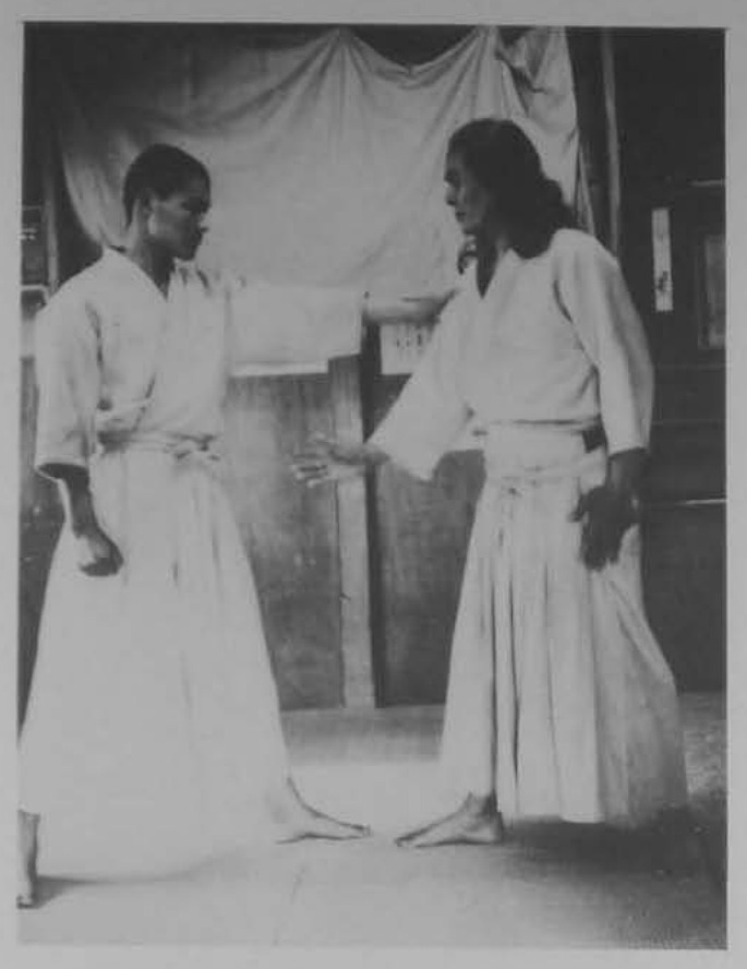 Nắm tay áo phải, tay phải đâm ra.
