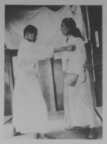 Hai tay nắm hai vai đối phương.