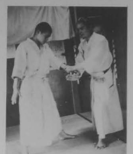 Vung tay phải lên và tiến chân phải.