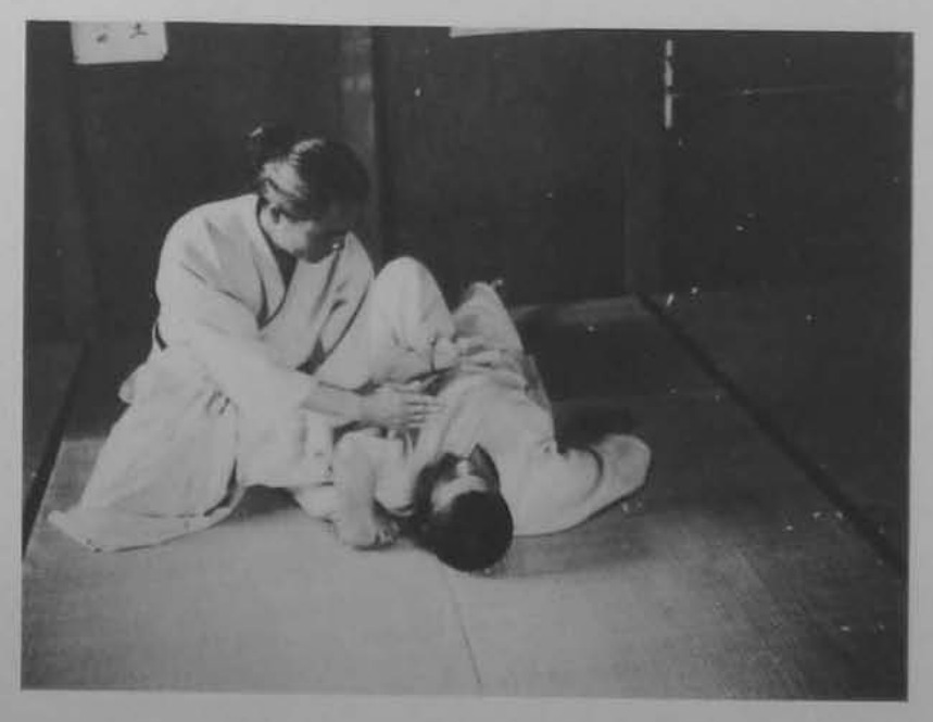 Đánh ngã đối phương xuống thảm.