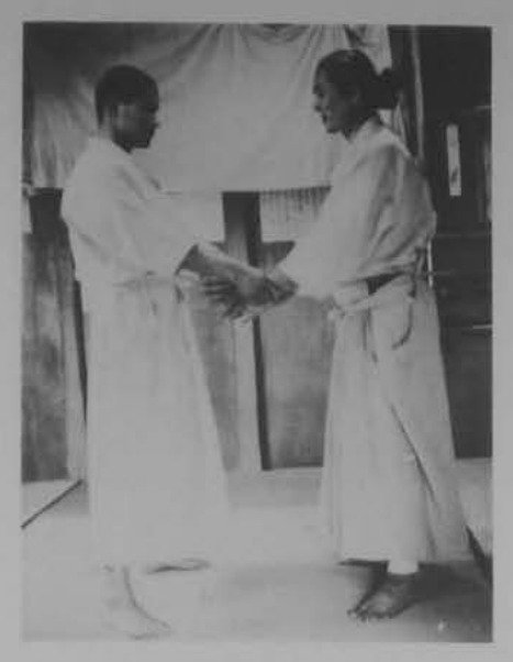 Hai tay nắm hai tay đối phương.