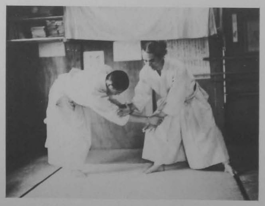 Tiến chân phải sang bên trái đối phương, tay phải đâm chéo ra trước từ trên cùi chỏ.