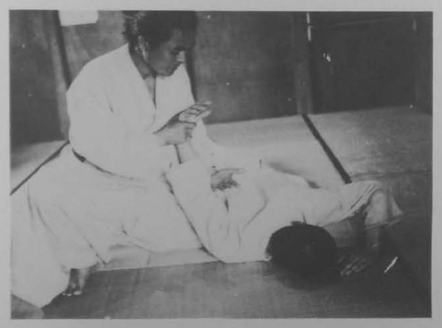 Hạ hông, tiến chân trái, đẩy khuỷu tay đối phương xuống mà vật ngã.