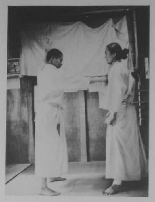 Đối phương nắm ngực và đánh bằng tay trái.