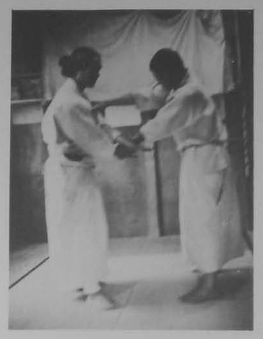 Đối phương nắm tay phải ta.