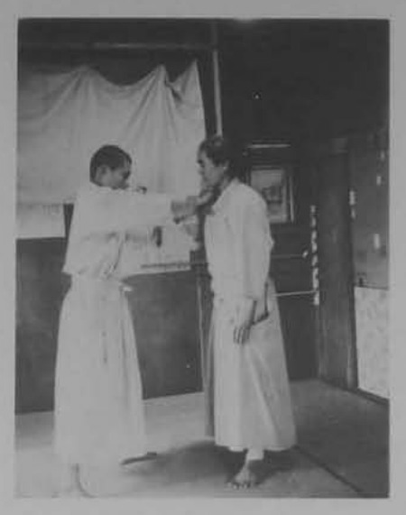 Chui qua tay đối phương từ bên trái, duỗi thẳng hai tay.