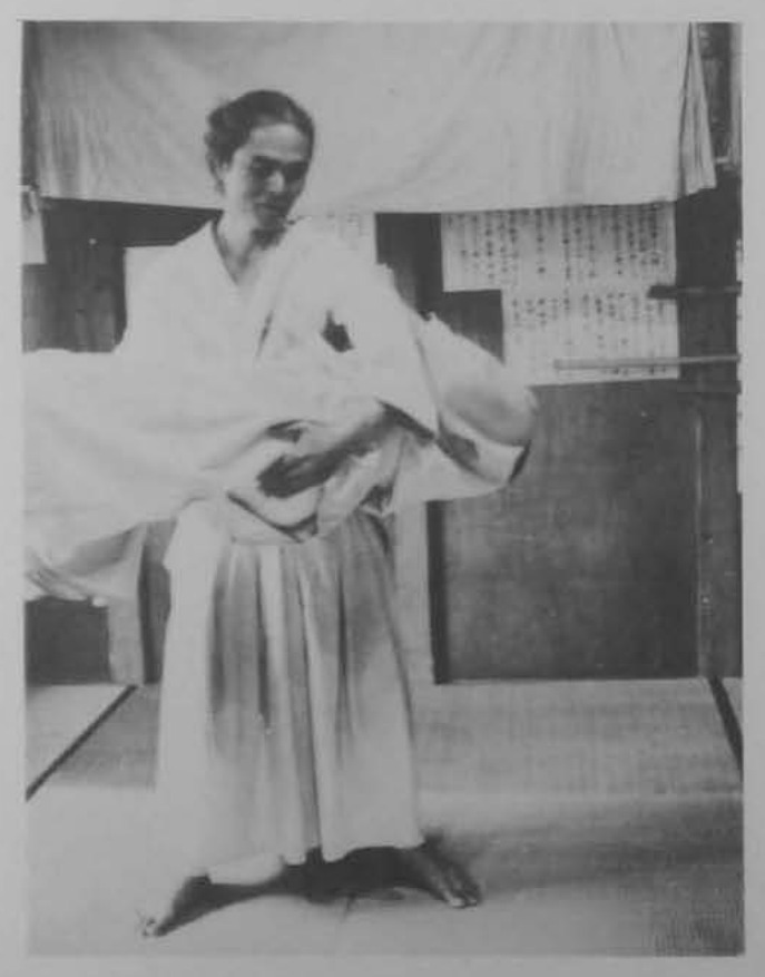 Ôm và nhấc đối phương lên.