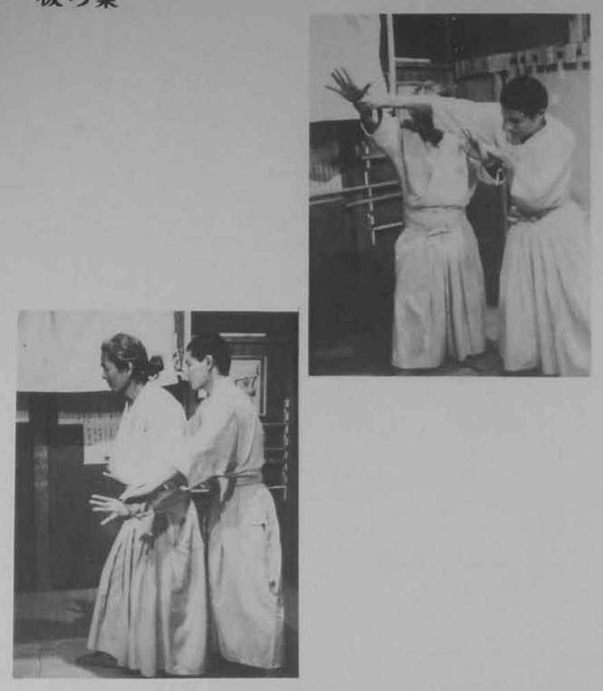Nắm hai cổ tay đối phương từ phía sau.
