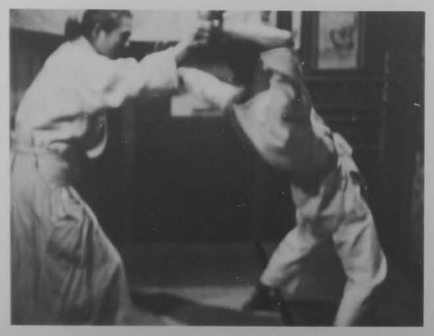 Vòng ra sau lưng và đẩy đối phương ngã ngửa.