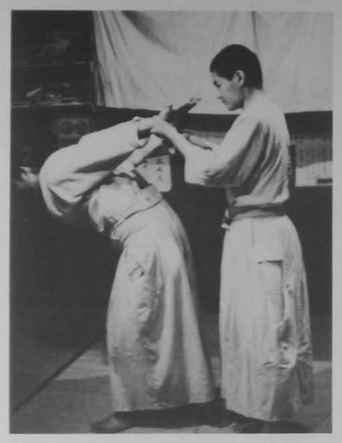 Nâng hai cổ tay đối phương từ phía dưới lên.