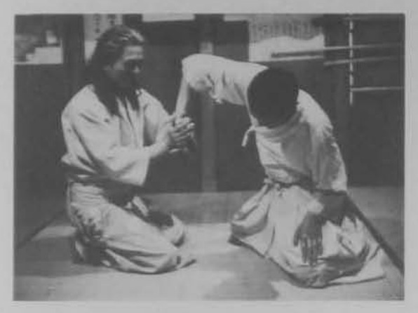 Kỹ thuật quỳ: người thực hiện khống chế cánh tay khi đối phương cúi người.