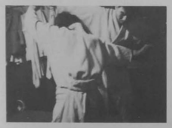 Khống chế cổ tay đối phương.