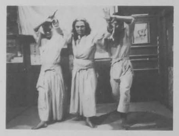 Võ sư dang tay khống chế hai môn sinh cúi người.