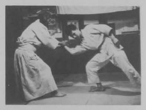 Võ sư khống chế cánh tay môn sinh.