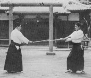 Đè kiếm xuống bằng tay trái. Đứng ở hitoemi.