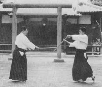 Đè kiếm xuống bằng tay trái. Đứng ở hitoemi.