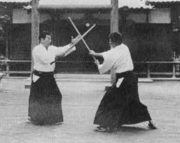 Đè kiếm xuống bằng tay trái. Đứng ở hitoemi.