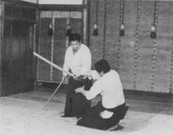 Giẫm lên chân phải của đối phương bằng chân trái và phá thế thăng bằng.