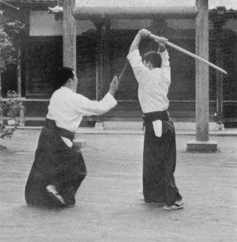Khống chế cùi chỏ trái của đối phương và ổn định hông.