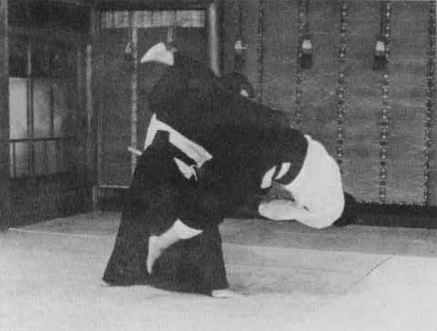 Vẽ nửa vòng tròn bằng cả hai tay, nâng gậy lên trước trán. Tiến chân phải để di chuyển đối phương. Ổn định hông, xoay hông và ném.