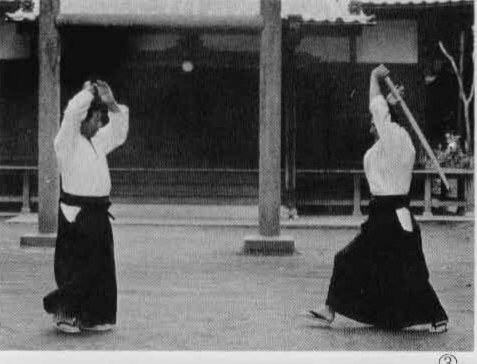 Hòa theo cú đâm của đối phương, bước sang trái. Thực hiện Gedan Gaeshi và đánh vào hông họ.