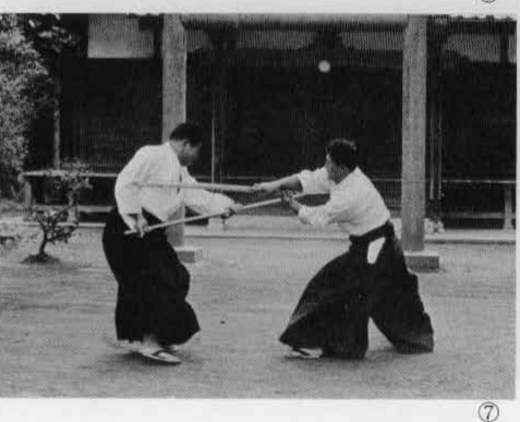 Hòa theo cú đâm của đối phương, bước sang trái. Thực hiện Gedan Gaeshi và đánh vào hông họ.