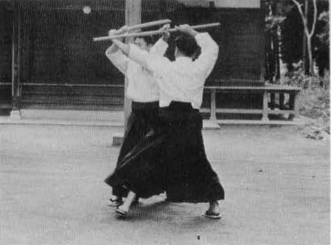 Di chuyển rộng sang phải và chém. Chém bằng Shomen Uchi Komi.
