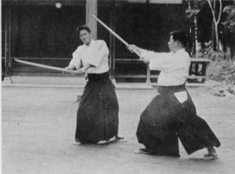 Di chuyển rộng sang phải và chém. Chém bằng Shomen Uchi Komi.