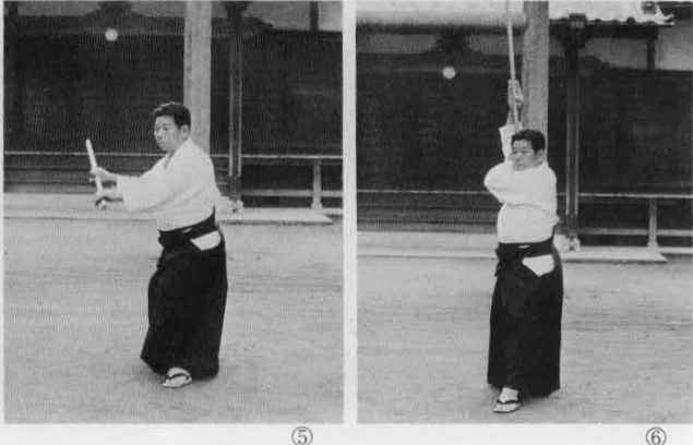 Đứng ở tư thế Hasso no Kamae.