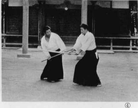 Tiến về phía trước bên trái và chém vào cổ tay đối phương. Chém bằng Shomen Uchi Komi.