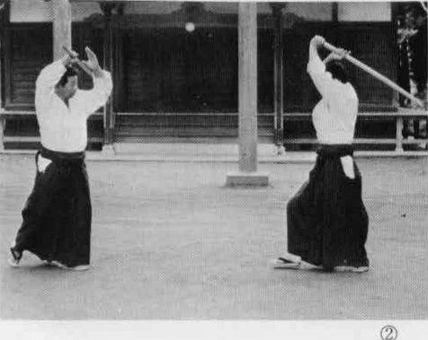 Thực hiện Jodan Gaeshi nhưng chém thấp vào chân. Chém bằng Shomen Uchi Komi.