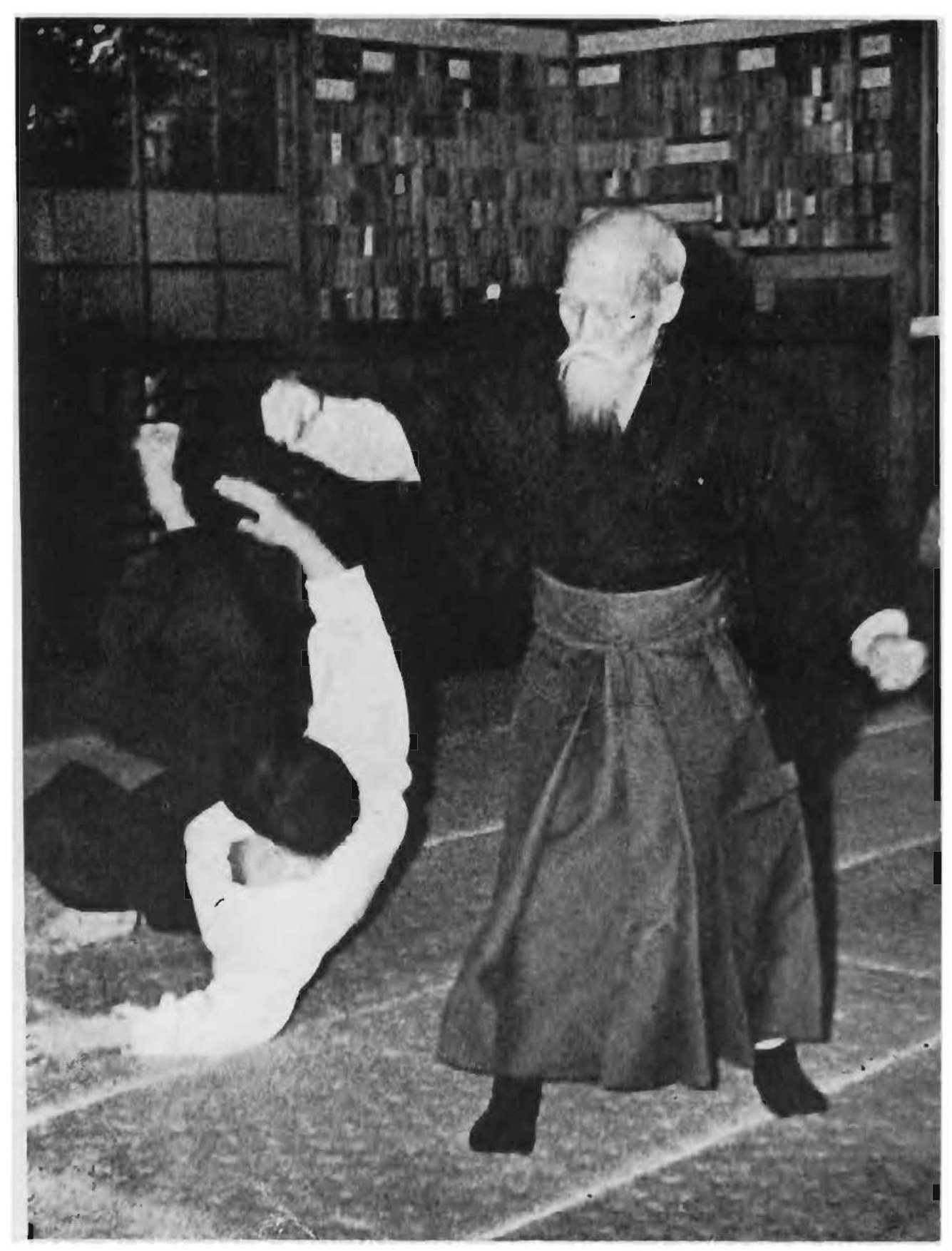 Giáo sư Ueshiba vừa về đến Tổng bộ Aikido là lập tức bắt đầu truyền dạy cho các huấn luyện viên