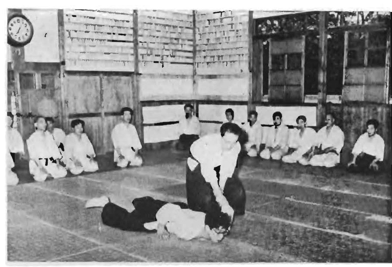 Nhiều học viên lớn tuổi trong giờ luyện tập buổi sáng.