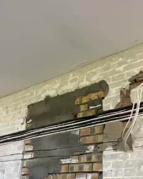 Несколько трасс в штробе на кирпичной стене частного дома