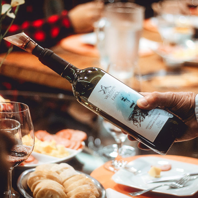 Sommelier servindo vinho à mesa