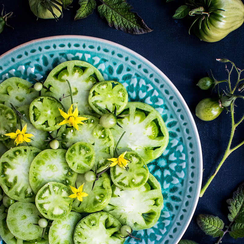 Carpaccio de tomate verde com flores comestíveis