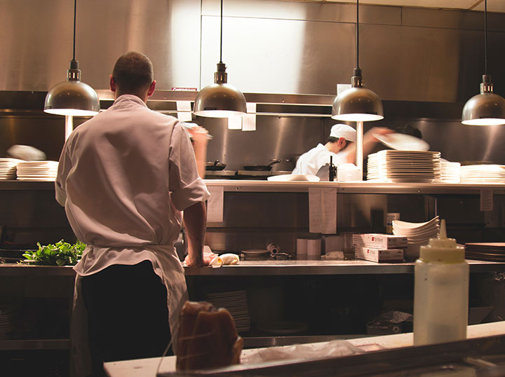 Cozinha em operação na manhã de um evento